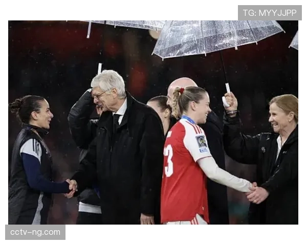 温格重返阿森纳颁奖，教授回家见证枪手青训成果