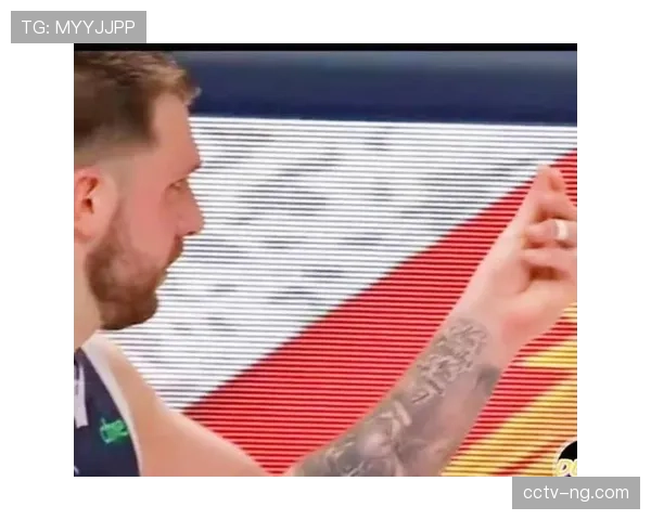 特写瞬间:裁判向辱骂球员的球迷看台做出暂停比赛手势 特写瞬间:裁判向辱骂球员的球迷看台做出暂停比赛手势